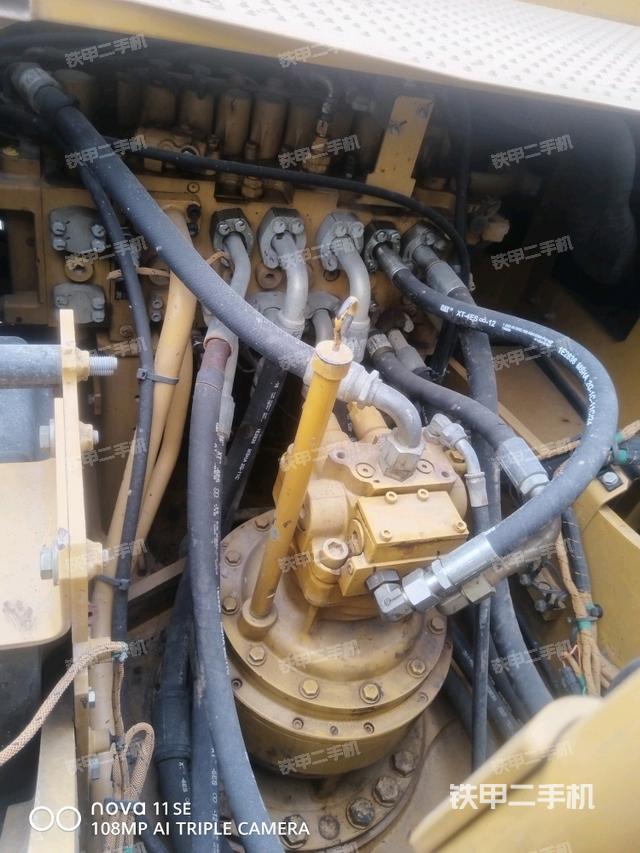 回轉(zhuǎn)馬達(dá)和主控閥（整機(jī)外觀）