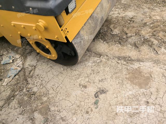 前车架正左侧（压路机前后车架）