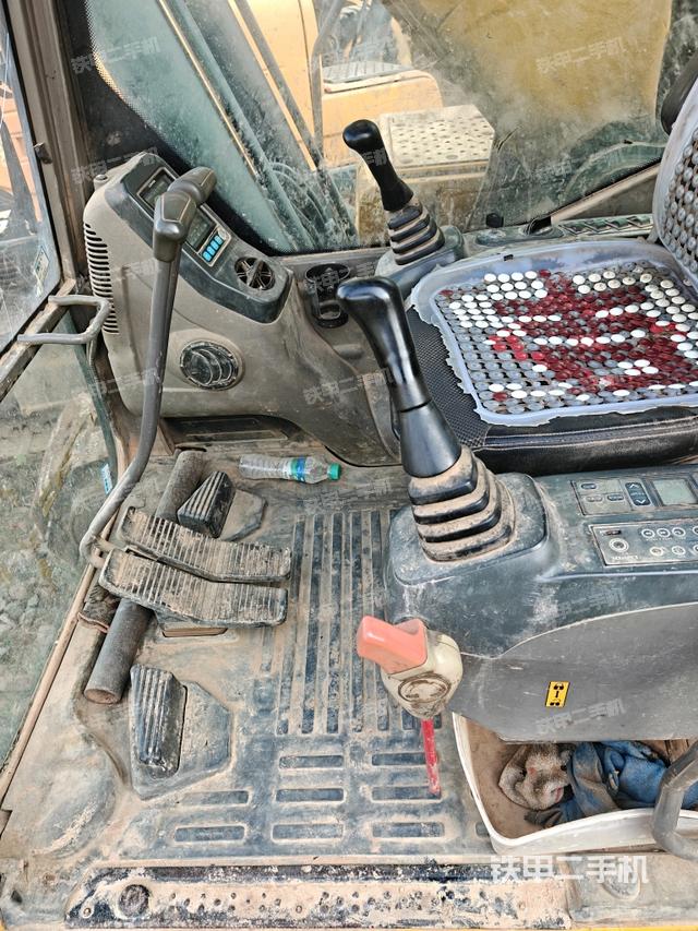 座椅右侧控制台/钥匙门/油门/含右手柄（驾驶室部分）