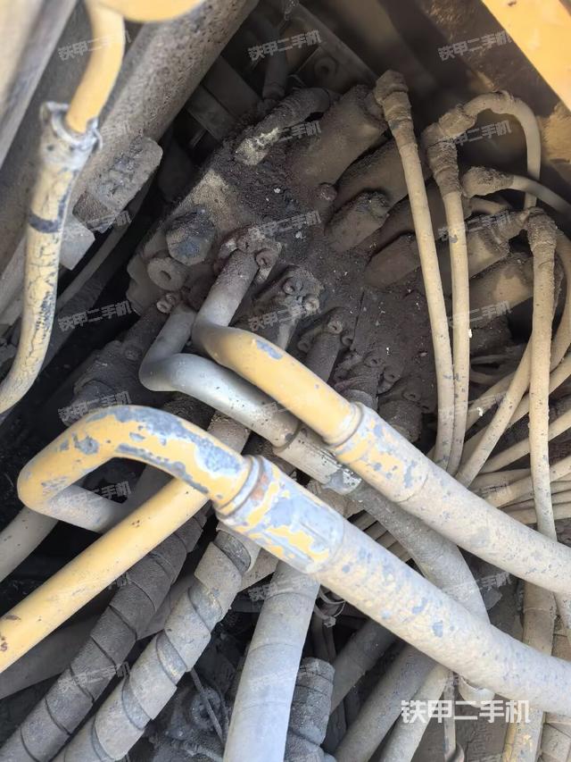 回转马达和主控阀（整机外观）