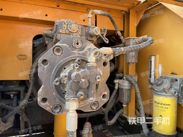 液壓泵艙室正面整體（整機外觀）