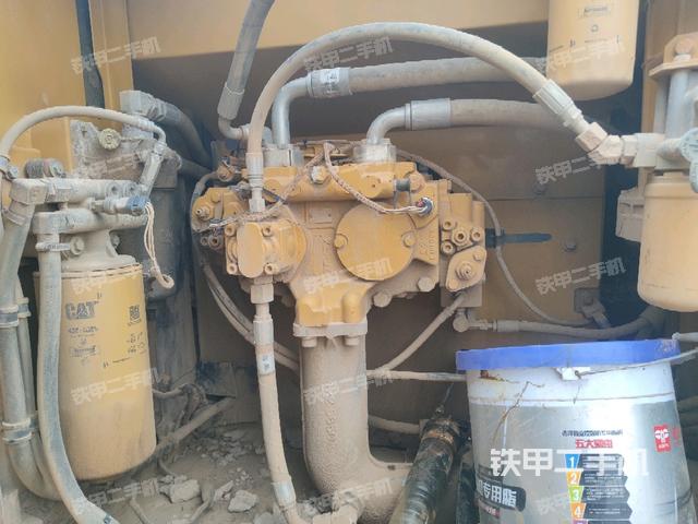 液压泵舱室正面整体（整机外观）