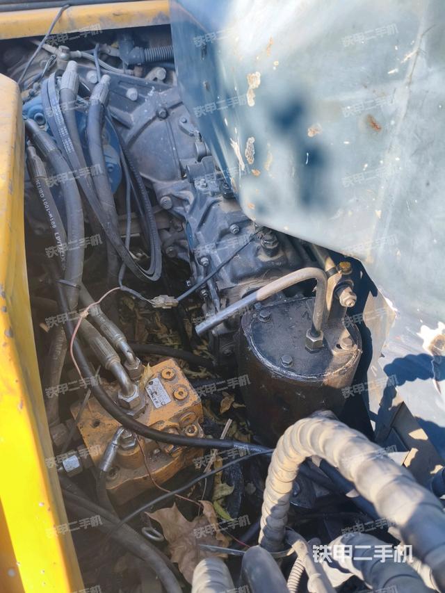 液壓泵艙室正面整體（整機外觀）