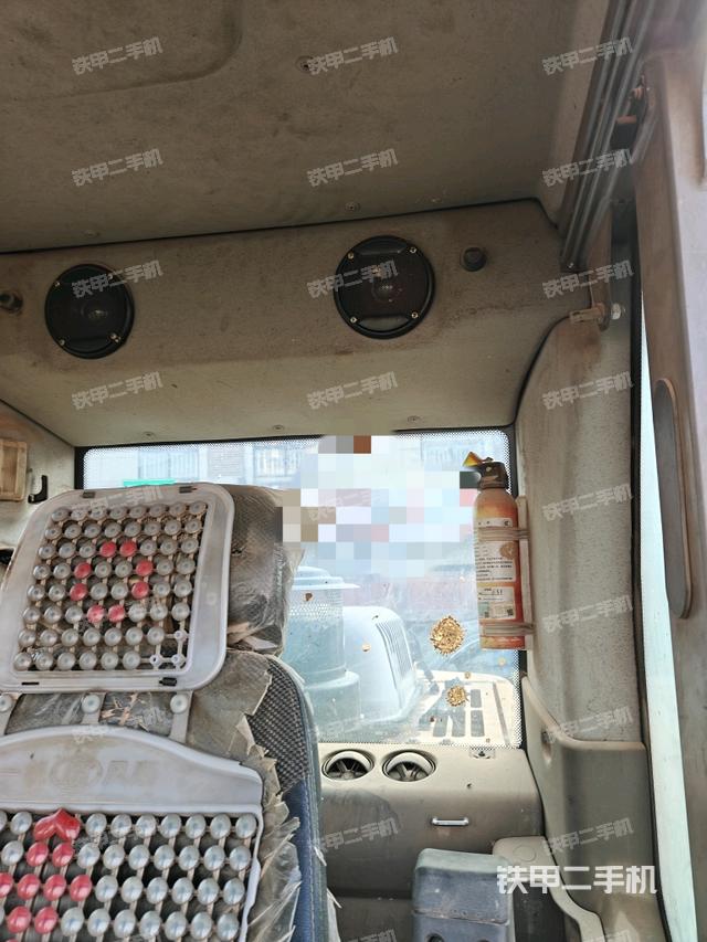 行走控制手柄和踏板 俯拍（驾驶室部分）