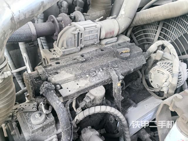 发动机左侧全景（压路机发动机舱）