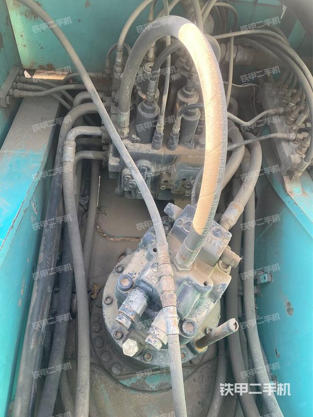 回转马达和主控阀（整机外观）