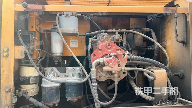 液压泵舱室正面整体（整机外观）