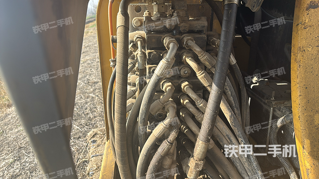 液压泵舱室正面整体（整机外观）