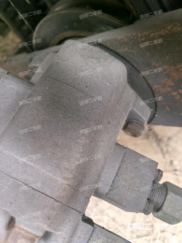 发动机右侧全景（压路机发动机舱）