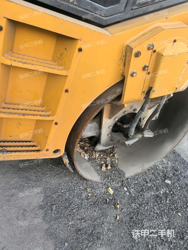 正后侧（压路机前后车架）