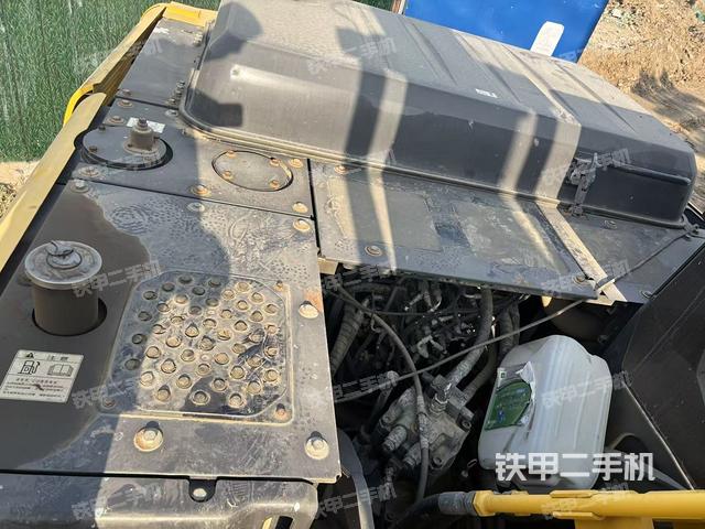 回轉(zhuǎn)馬達(dá)和主控閥（整機(jī)外觀）