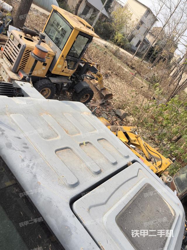 驾驶室顶部（整机外观）