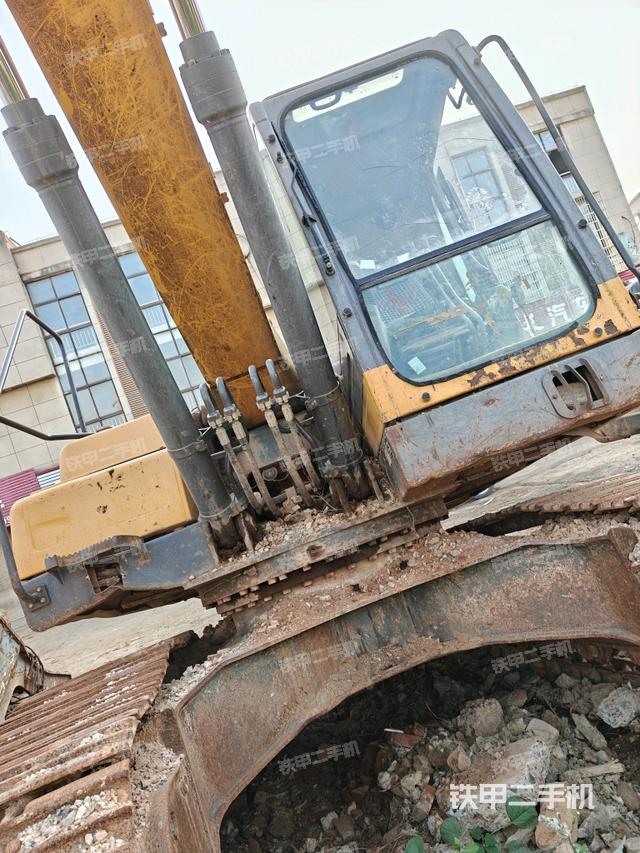 大臂油缸整体 竖拍（工作和回转装置）