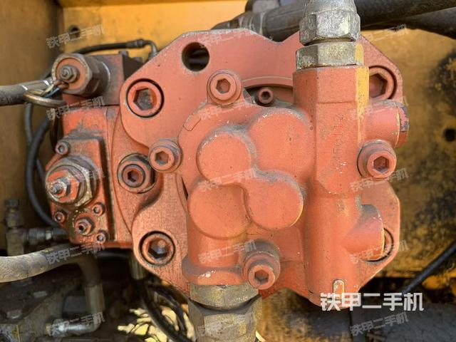 液压泵舱室正面整体（整机外观）