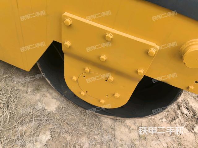 后轮左侧全景（压路机前后车架）