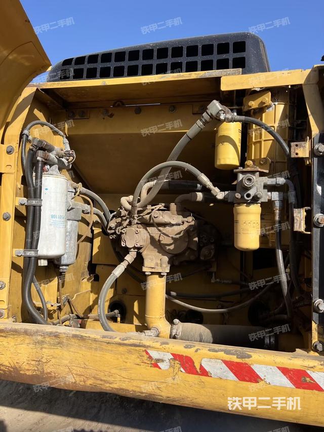 液壓泵艙室正面整體（整機(jī)外觀）