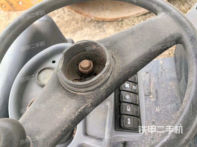 驾驶室顶蓬内（压路机驾驶室）