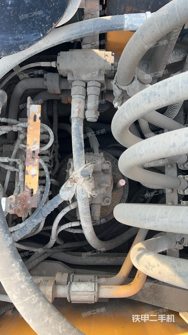 回转马达和主控阀（整机外观）