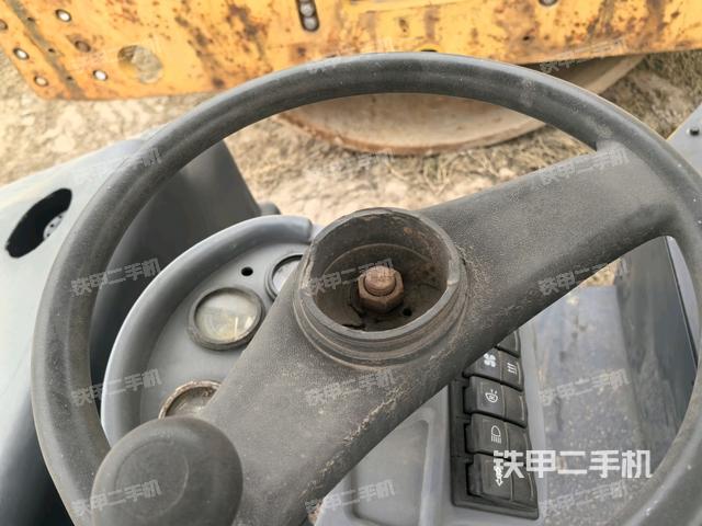 驾驶室侧向上照全景（压路机驾驶室）