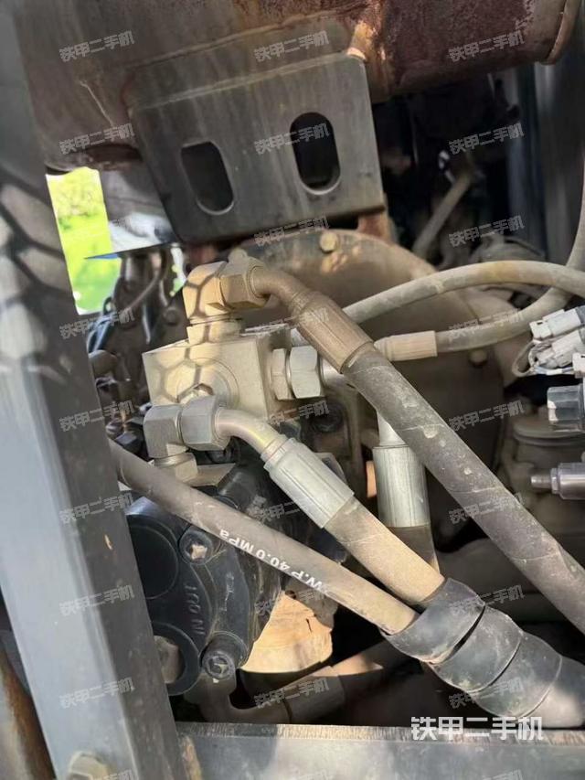 液压泵舱室正面整体（整机外观）