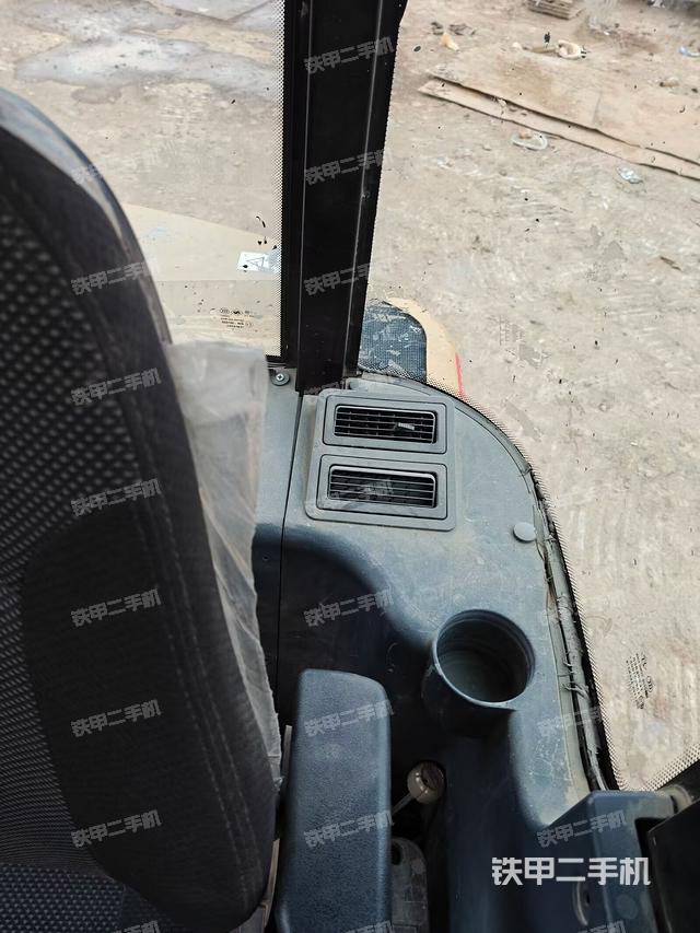 座椅右側控制臺/鑰匙門/油門/含右手柄（駕駛室部分）