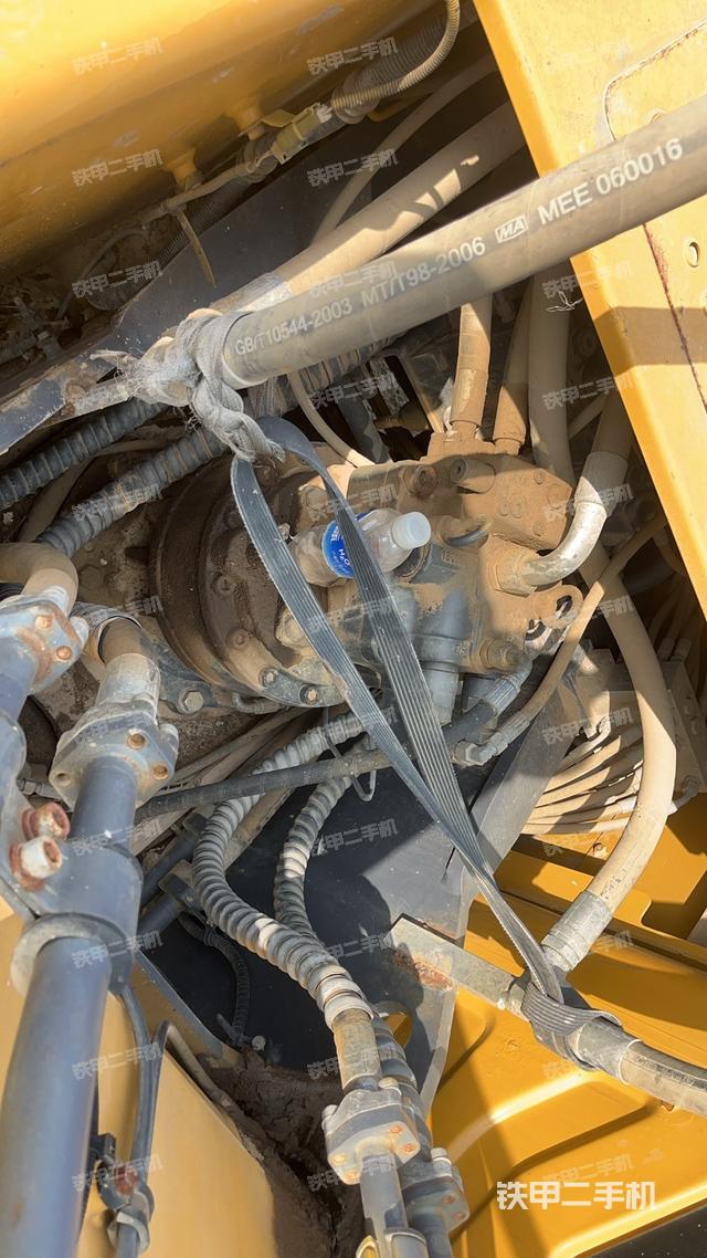 回轉(zhuǎn)馬達(dá)和主控閥（整機(jī)外觀）