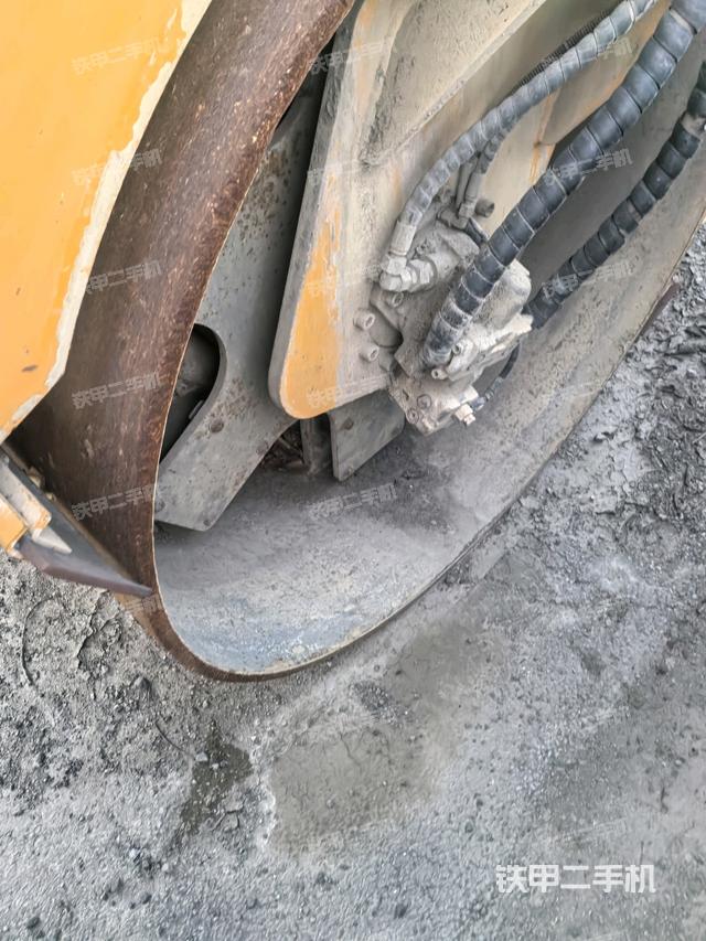后轮右侧全景（压路机前后车架）