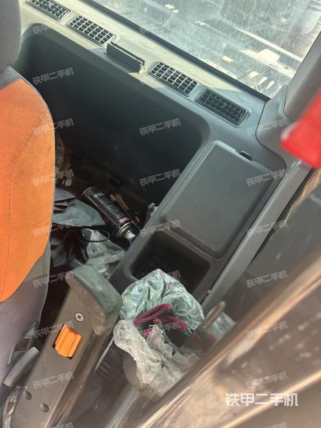 行走控制手柄和踏板 俯拍（驾驶室部分）