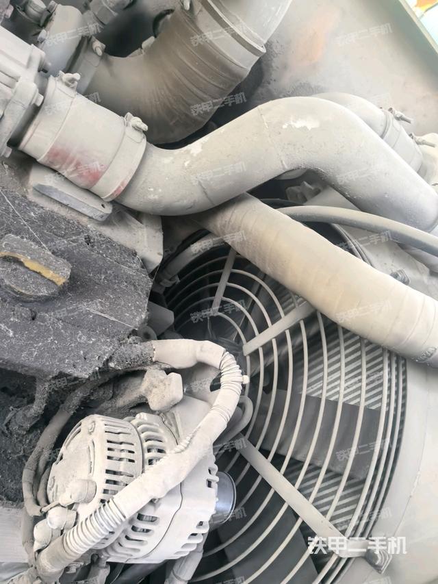 发动机上部全景（压路机发动机舱）