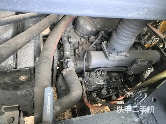 发动机上部全景（压路机发动机舱）