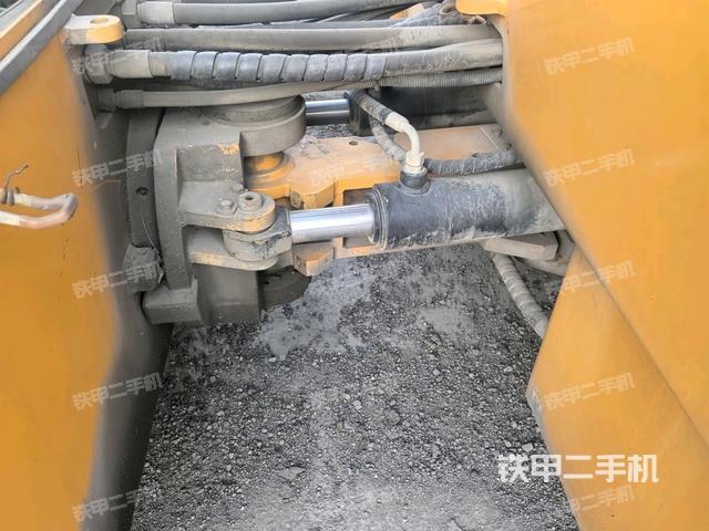 分动箱或变速箱（压路机发动机舱）