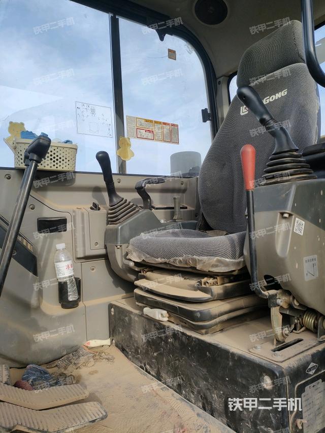 駕駛室頂部（整機外觀）