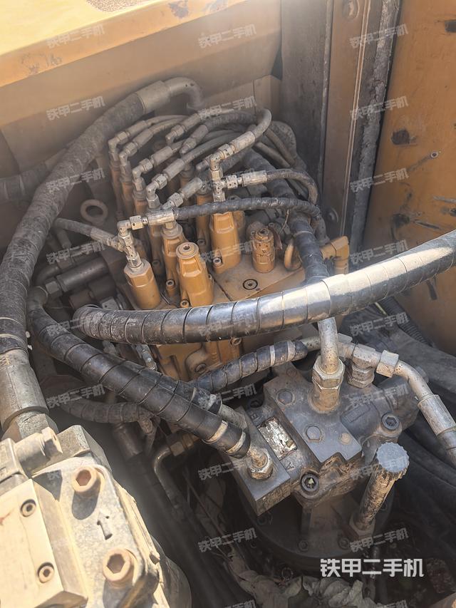 回转马达和主控阀（整机外观）