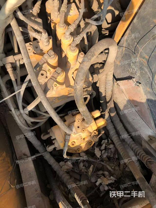 回转马达和主控阀（整机外观）