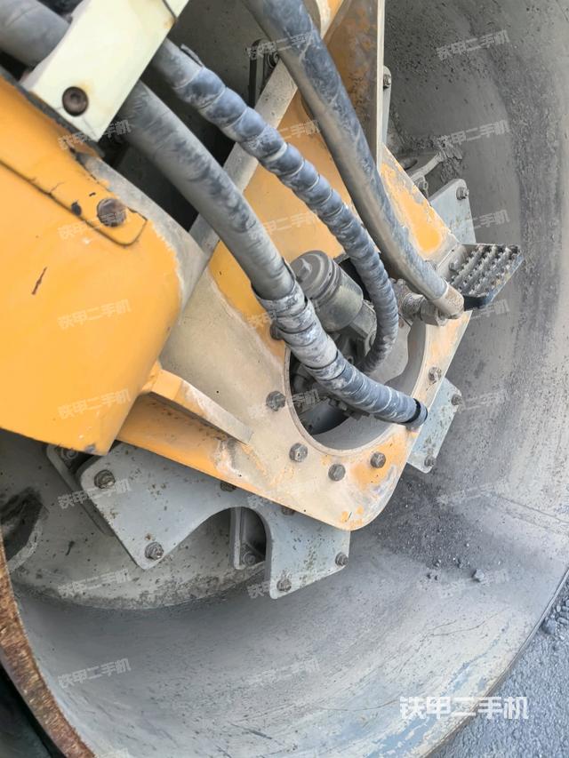 前轮左侧减震块连接及部件（压路机前后车架）