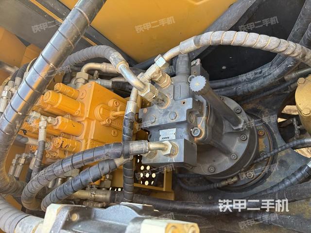 回转马达和主控阀（整机外观）