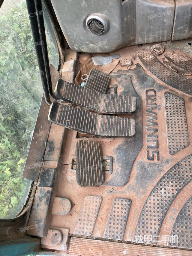 行走控制手柄和踏板?俯拍（駕駛室部分）