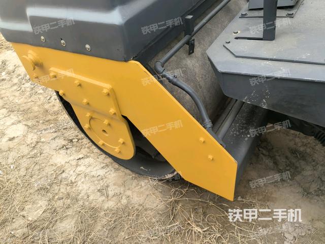 前车架正右侧（压路机前后车架）