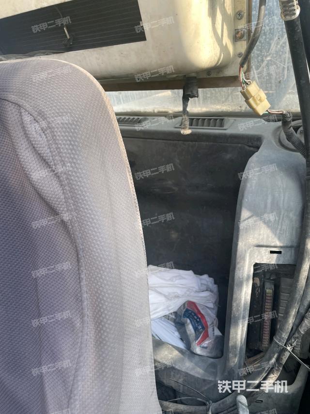 行走控制手柄和踏板?俯拍（駕駛室部分）