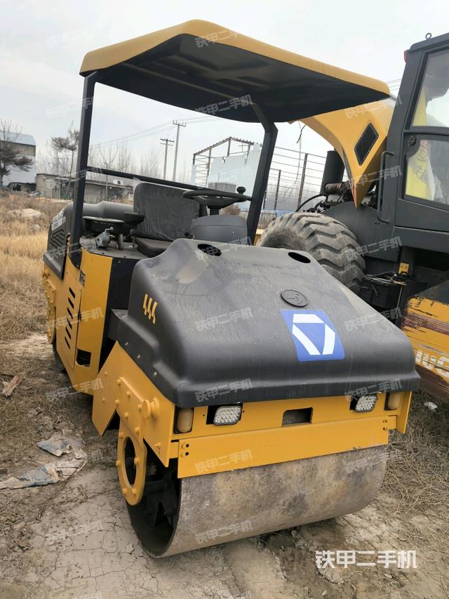 右前45°（压路机整机外观）