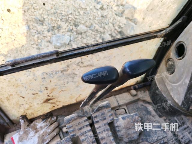 行走控制手柄和踏板 俯拍（驾驶室部分）