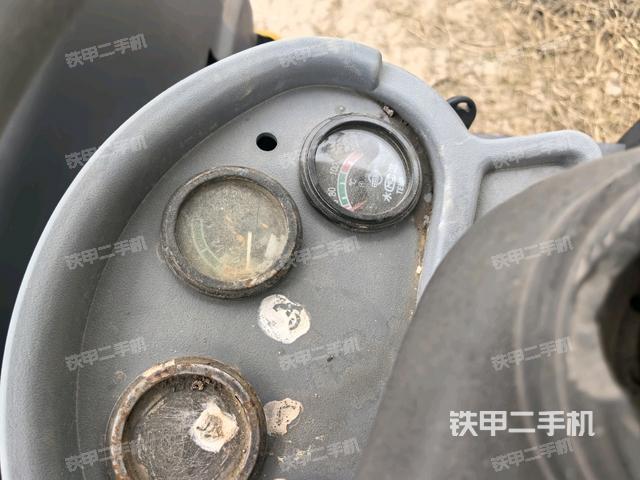 驾驶室内座椅、仪表操作手柄全景（压路机驾驶室）