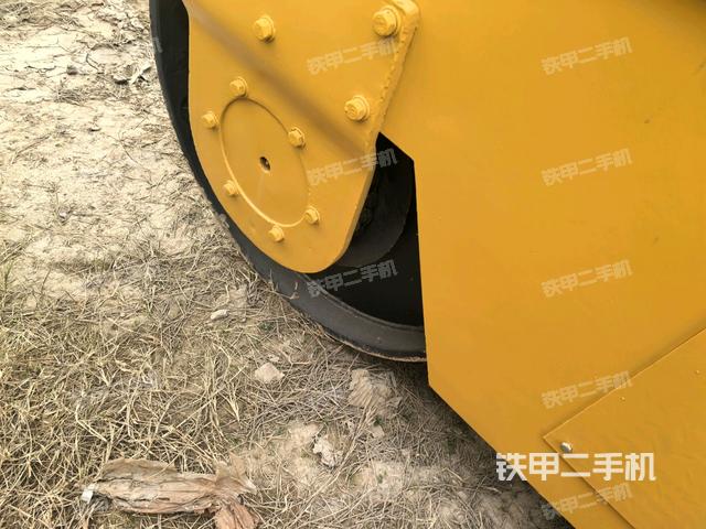 后轮右侧全景（压路机前后车架）