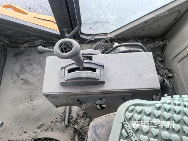 操作台全景（压路机驾驶室）