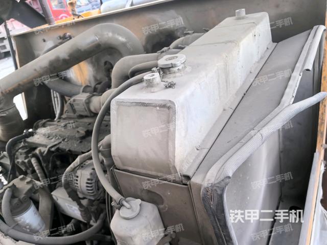 发动机舱液压泵全景（压路机发动机舱）