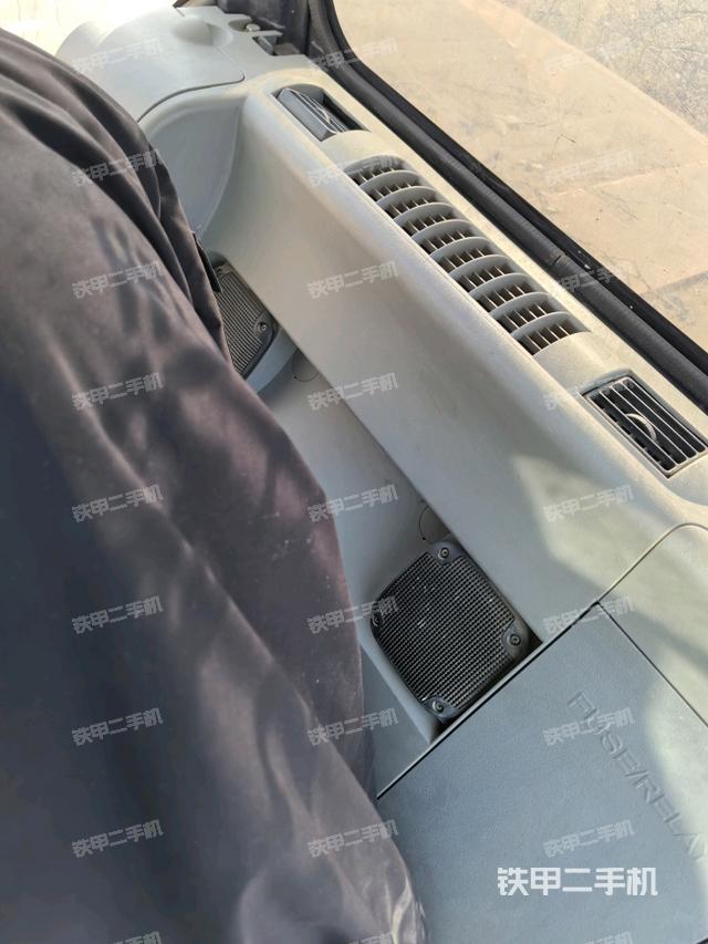 行走控制手柄和踏板?俯拍（駕駛室部分）