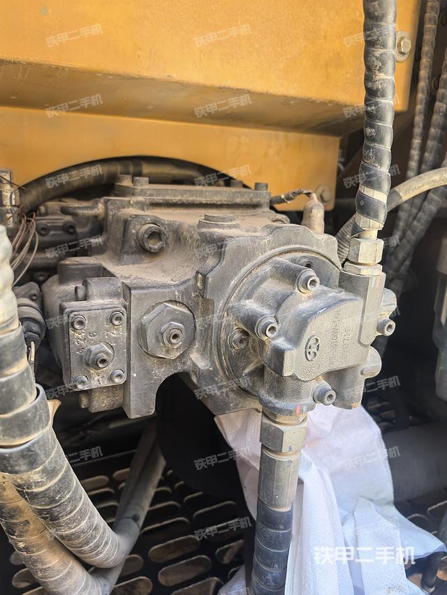 液压泵舱室正面整体（整机外观）