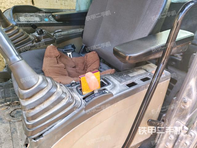 座椅左侧控制台/音响/含左手柄（驾驶室部分）