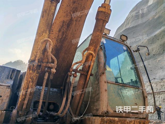 大臂油缸整体 竖拍（工作和回转装置）