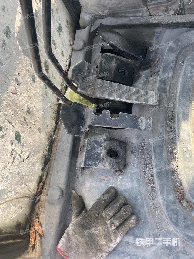 行走控制手柄和踏板?俯拍（駕駛室部分）